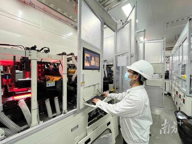 MK平台校企联合培养班学生在企业学习。