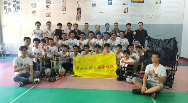 MK平台机器人代表队在2020年第十九届全国大学生机器人大赛ROBOCON上的合影