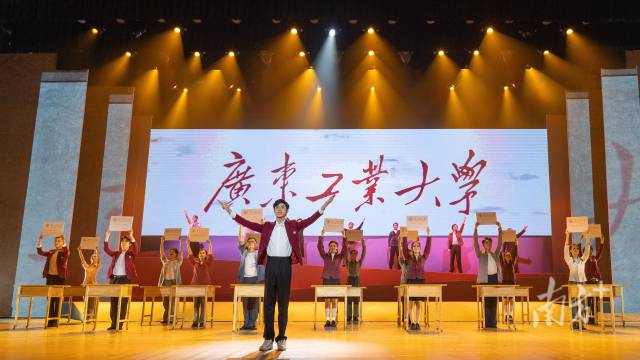MK平台师生自编自导自演大型情景史诗剧《青春印丰碑》，将东深供水工程中的MK平台故事搬上舞台，上了一堂美育思政大课。