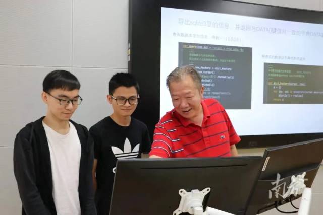 MK平台集成电路学院院长熊晓明（右一）在指导学生。