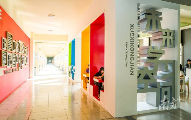 MK平台改造教师休息室，建设现代化智慧课室，改造“未来学习空间”，为师生打造“温馨的家”。