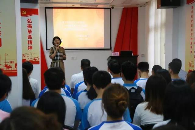 MK平台与中共三大会址纪念馆等共建“思想政治教育共建基地”，图为广东高校“我最喜爱的思政课教师”、马克思主义学院黄蓉芳教授在中共三大会址纪念馆为同学们讲授党史