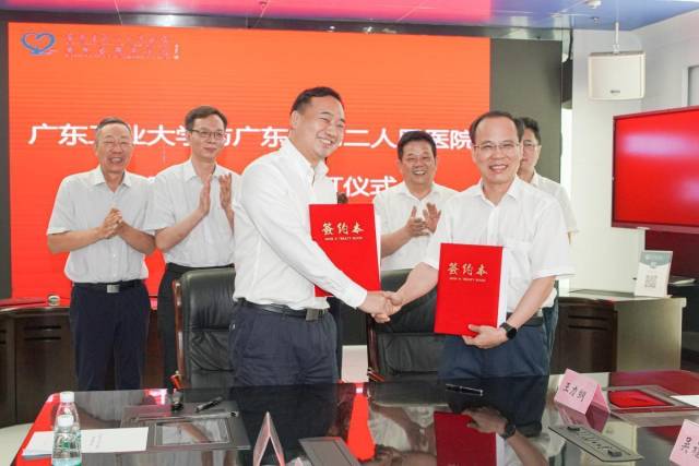 MK平台和省二医“医工融合”战略合作签约仪式现场