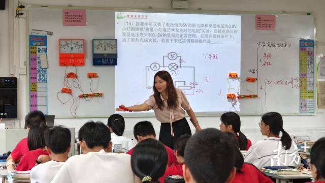 黄东梅在给学生们上课。资料图片