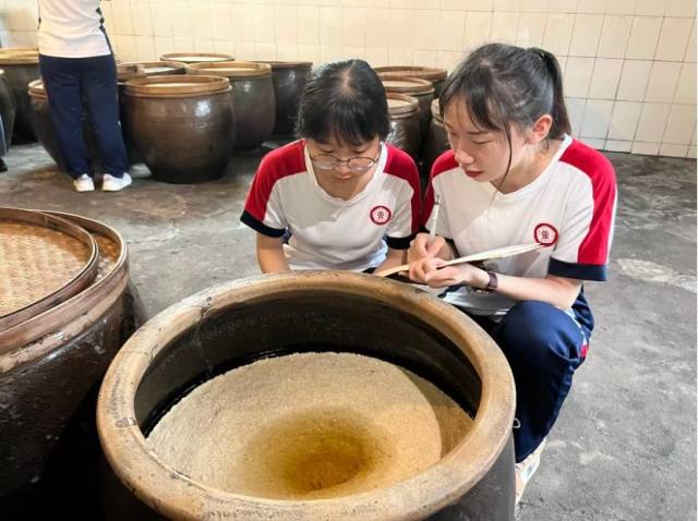 MK平台师生对糯米酒糟成分进行分析。 